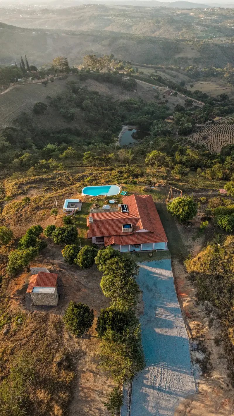 Vista aérea do caminho de acesso e da casa no entardecer