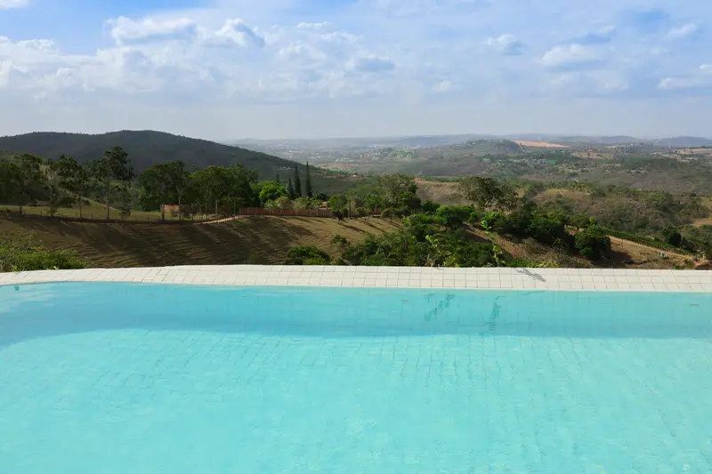 Borda da piscina com o vale se estendendo ao fundo
