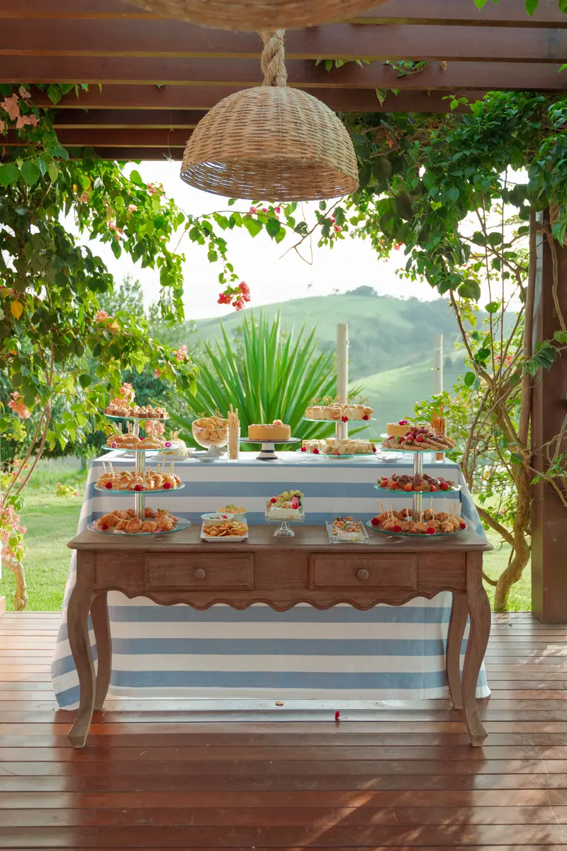 Mesa listrada com o buffet de uma comemoração