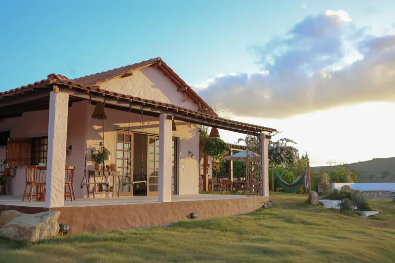 Casa iluminada pela luz quente do fim de tarde