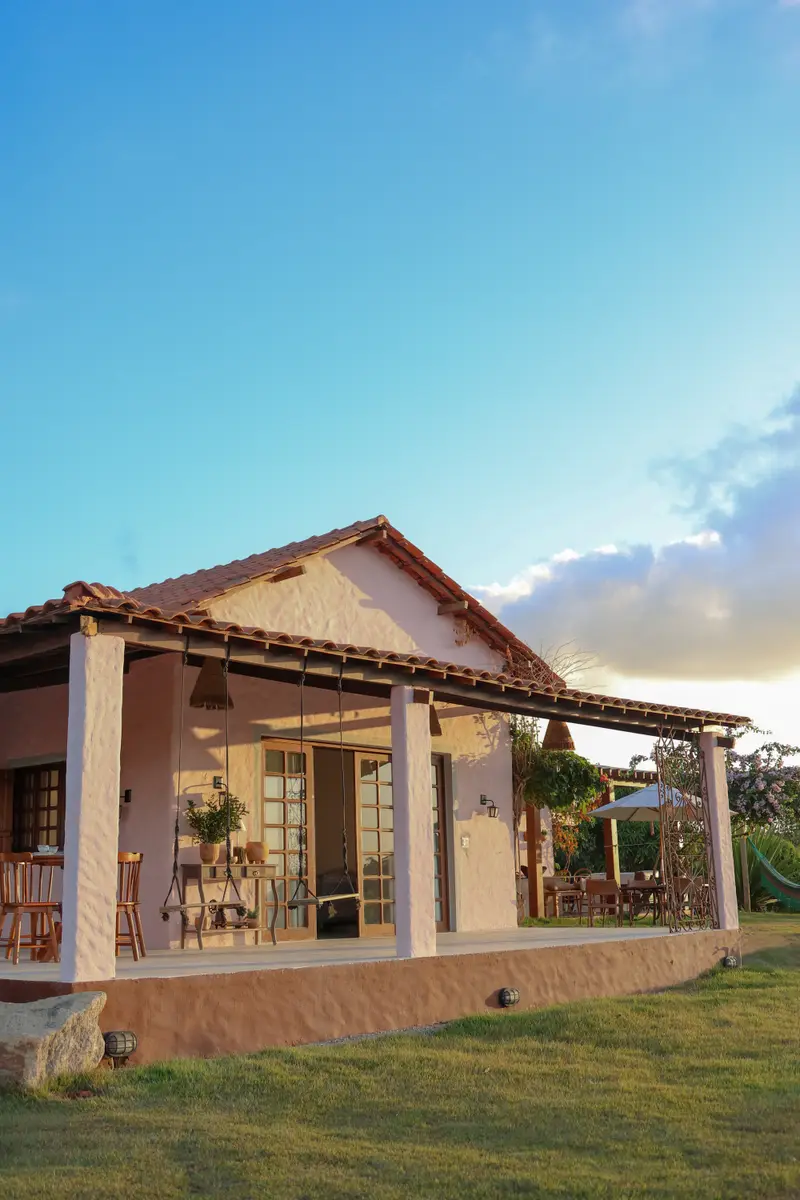 Casa e jardim na luz dourada do entardecer