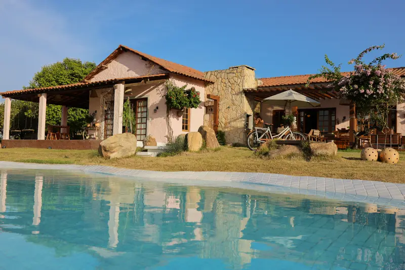 Fachada da casa refletida na água da piscina