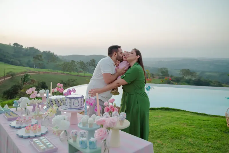 Casal em um momento da comemoração de um aniversário