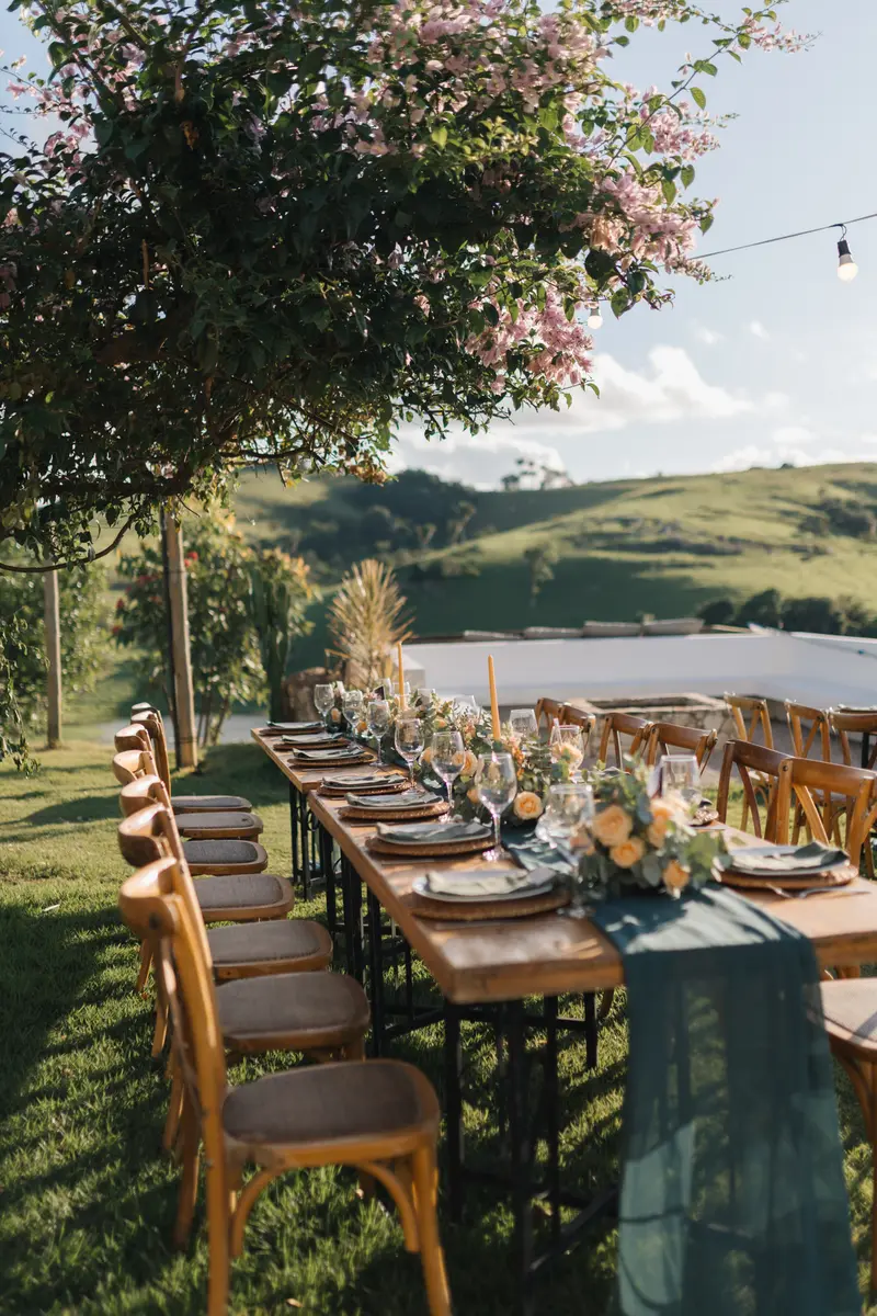 Mesa longa de banquete de um mini wedding