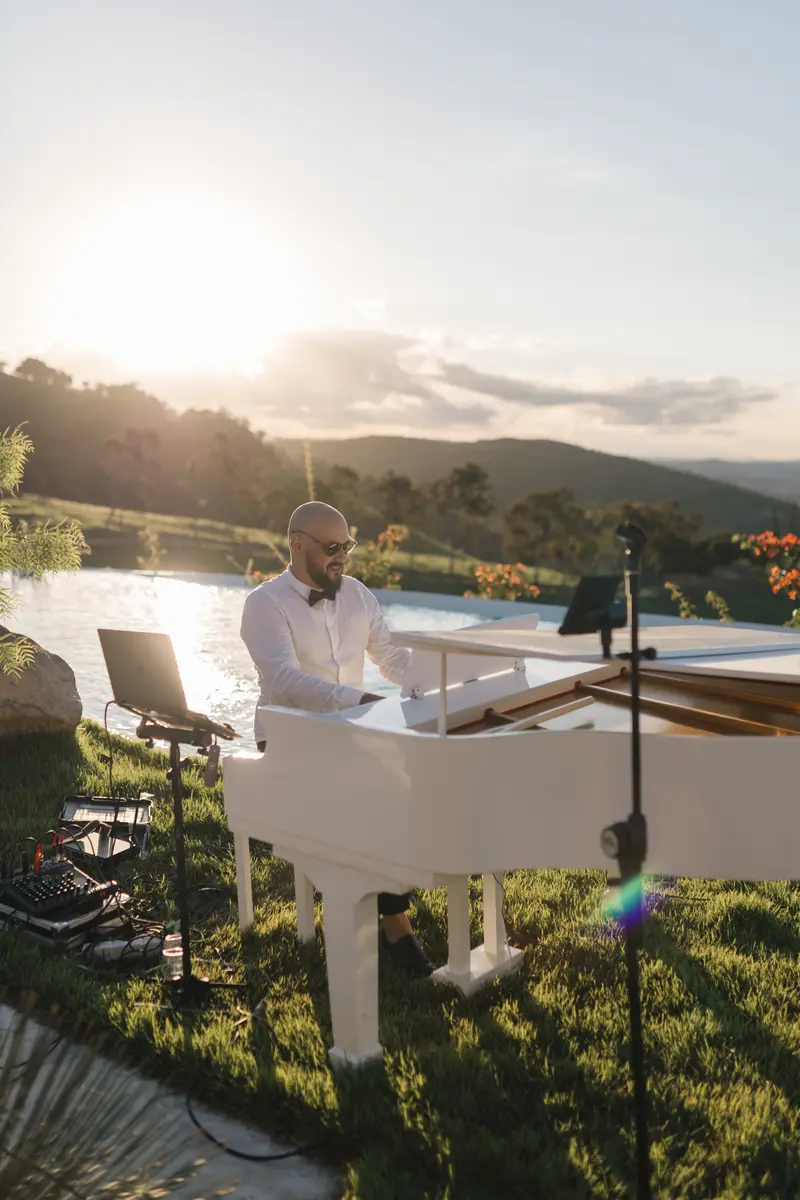 Pianista tocando ao lado da piscina durante a cerimônia