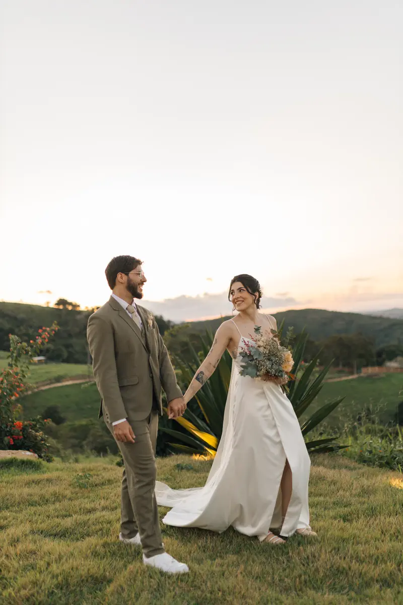 Casal de noivos caminhando pelo jardim