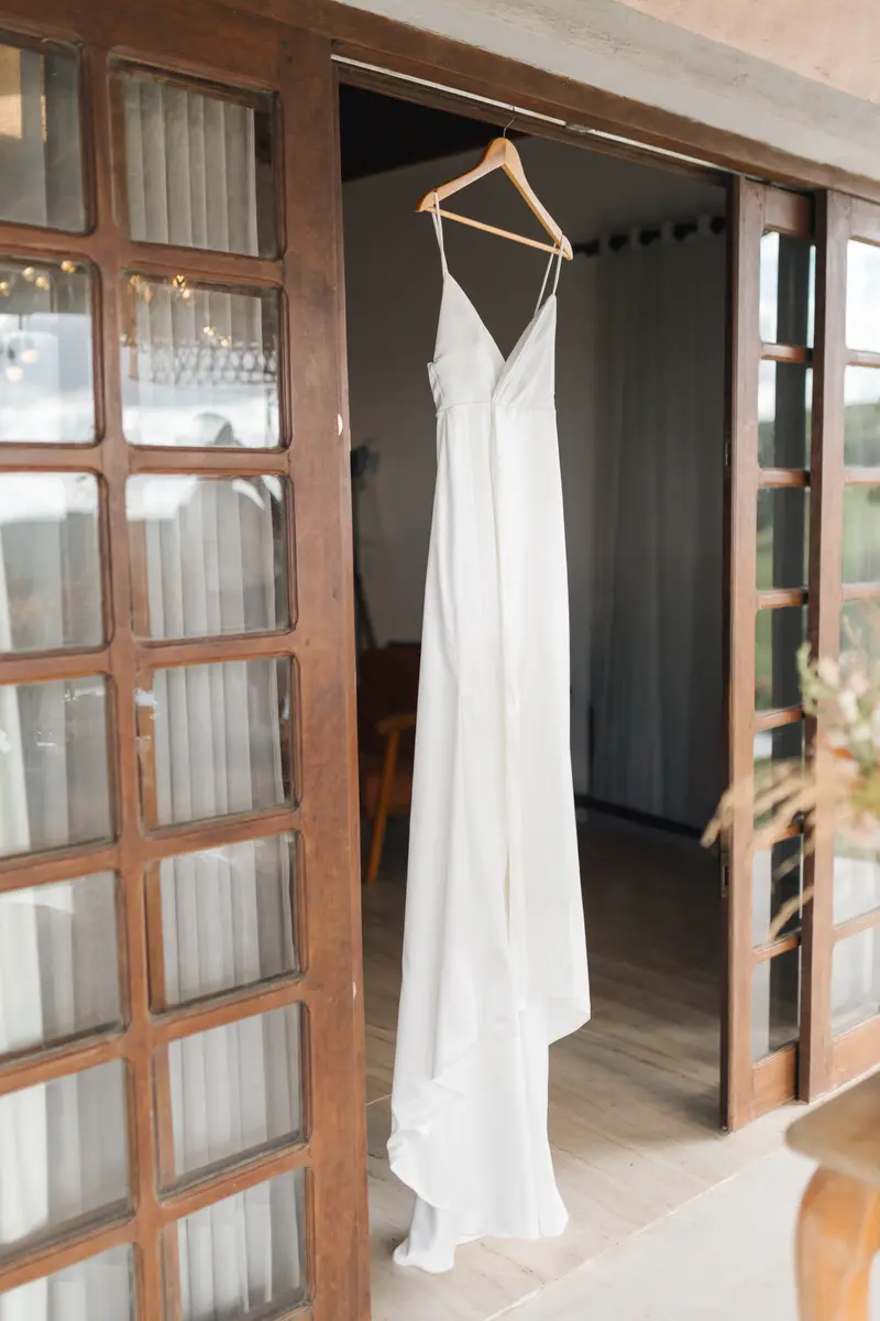Vestido de noiva pendurado antes da cerimônia