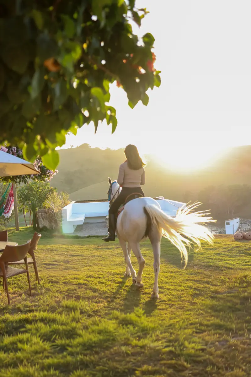 Cavaleiro ao pôr do sol, com o brilho do sol atrás