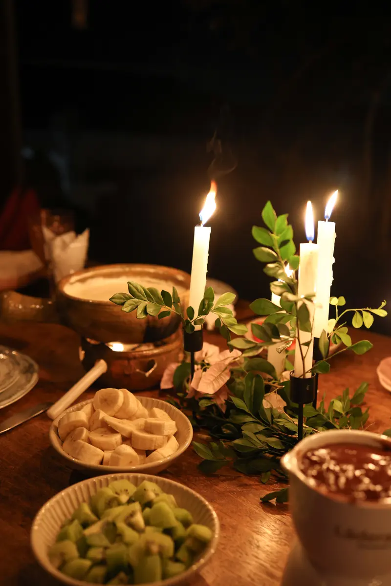 Fondue servido à luz de velas