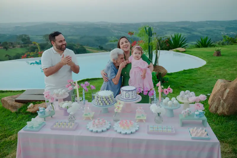 Família reunida na mesa de doces de um aniversário