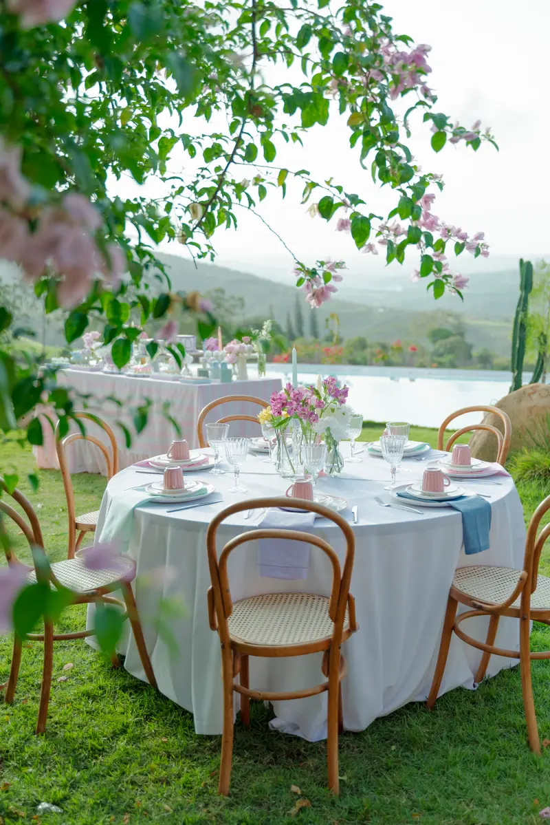 Mesa posta no gramado para uma comemoração de aniversário