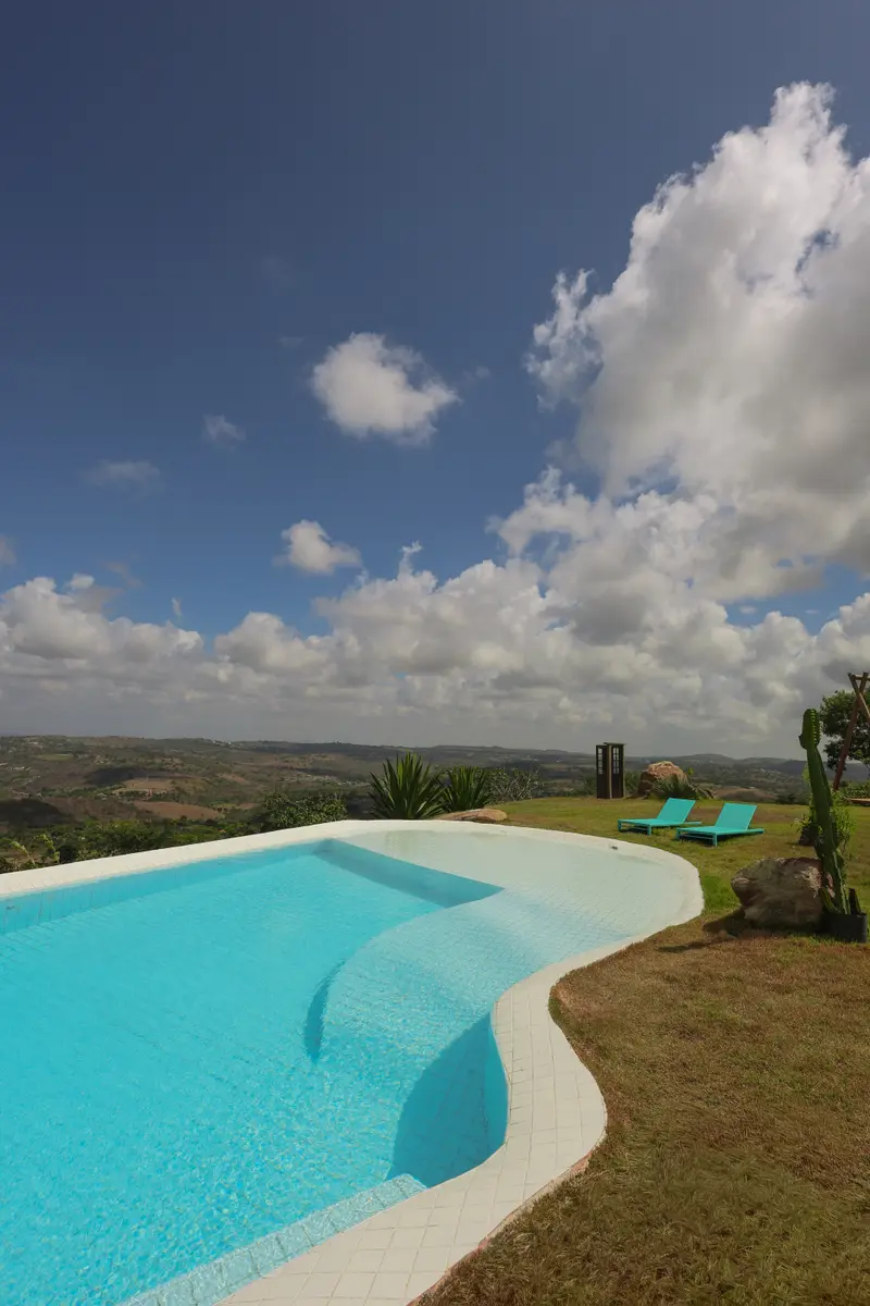 Piscina sob um céu azul intenso