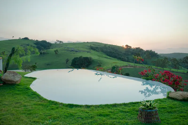 Piscina tranquila no fim da tarde, depois da comemoração