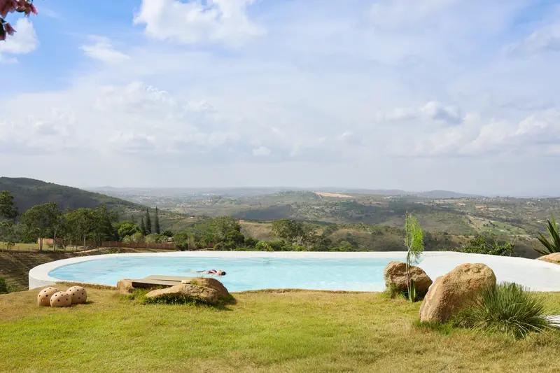 Piscina e vista aberta para o horizonte do Agreste