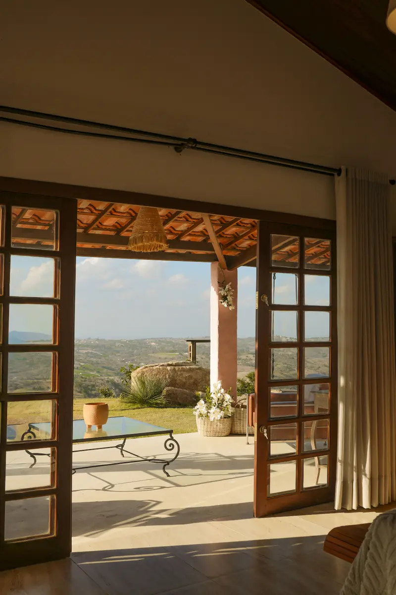 Quarto aberto para o terraço e a vista do vale