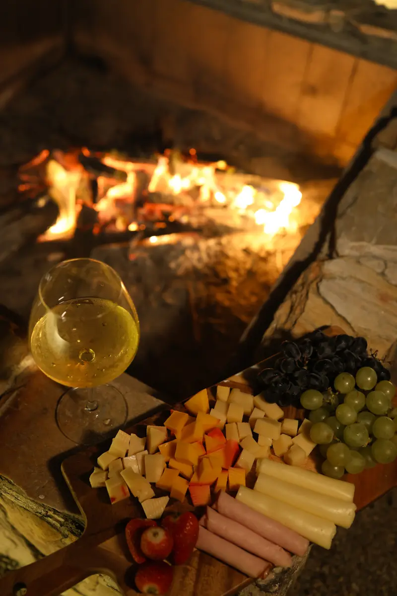 Tábua de queijos com vinho