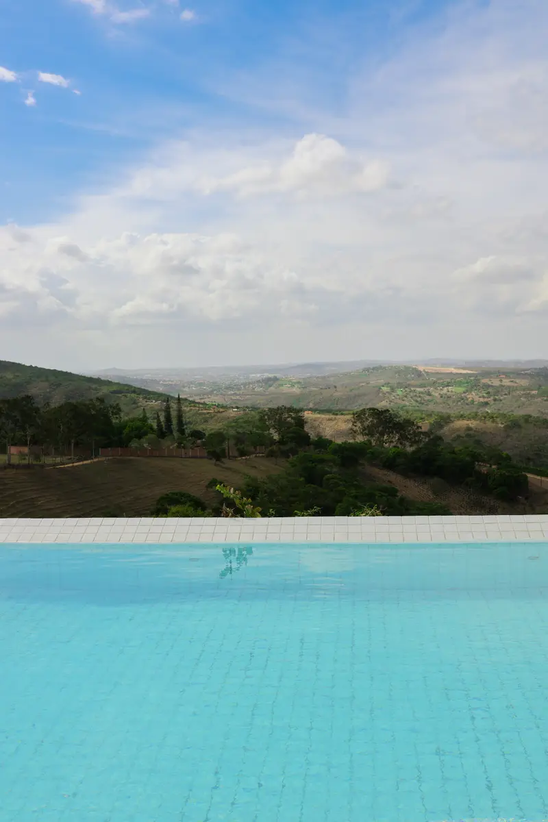 Borda da piscina com o vale e as colinas ao fundo