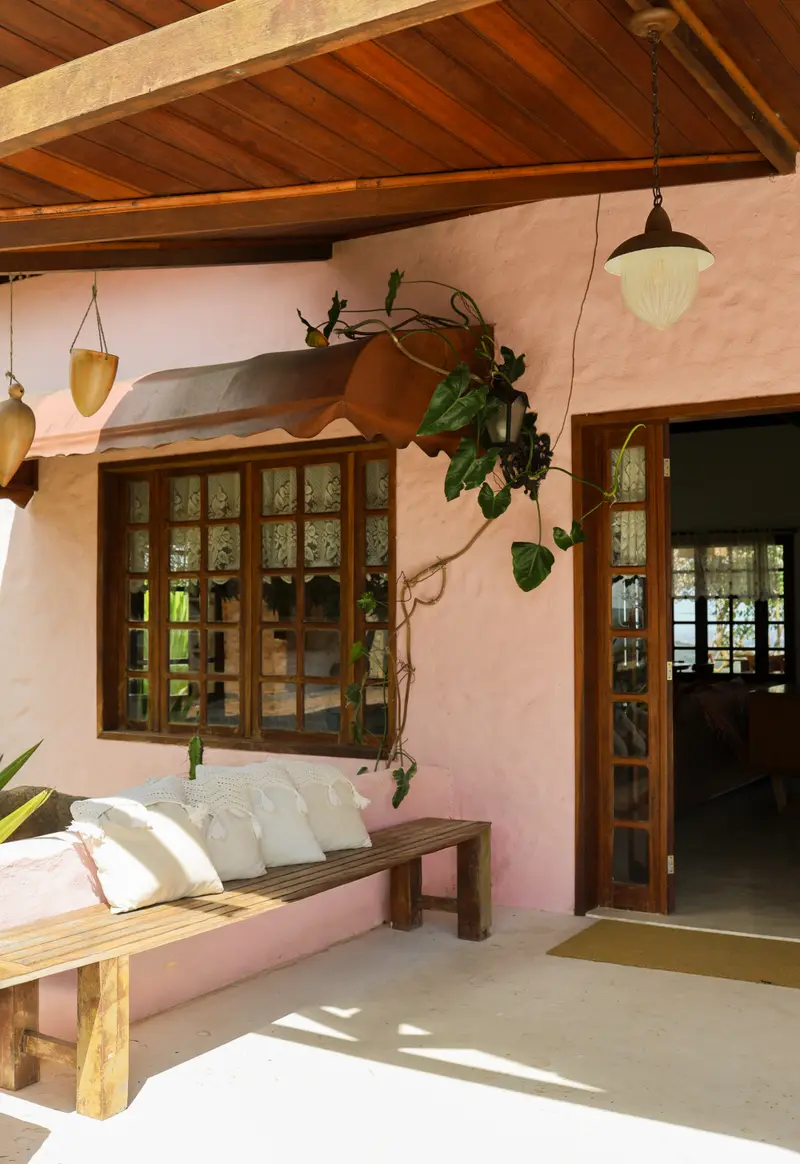 Detalhe da varanda rosa com mobiliário simples